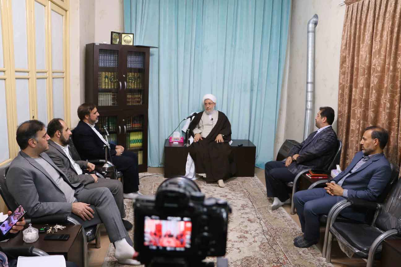 رئیس و مدیران دانشکده دین و رسانه با حضور در دفتر آیت الله محسن اراکی با وی به دیدار و گفتگو پرداختند
